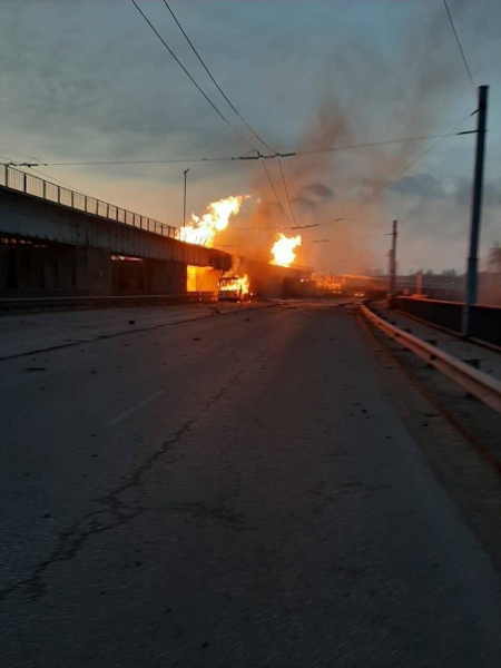 Россияне атаковали плотину Днепрогэса в Запорожье: ракета попала в троллейбус с людьми, на станции продолжается пожар