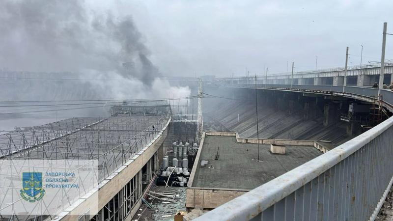 Восемь ракет попали в Днепрогез, отправив в воду большое количество нефтепродуктов