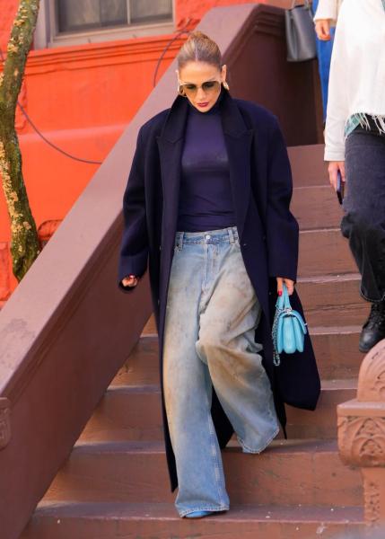 Дженнифер Лопес отругала ее за грязные джинсы, но оказалось, что на самом деле они были от популярного ретро-бренда