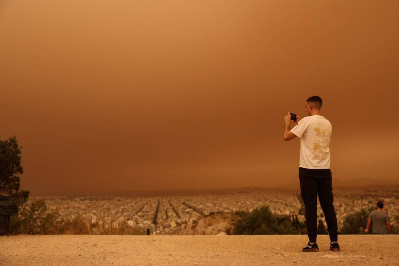 Грецию накрыла песчаная буря из Сахары, окрасив небо в желтый оттенок: фото и видео
