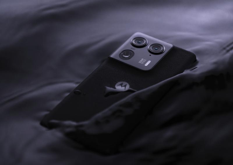 Motorola Edge 50 Ultra: POLED-дисплей с частотой 144 Гц, чип Snapdragon 8s Gen 3, защита IP68, тройная камера 50 МП, зарядка 125 Вт, деревянная задняя панель