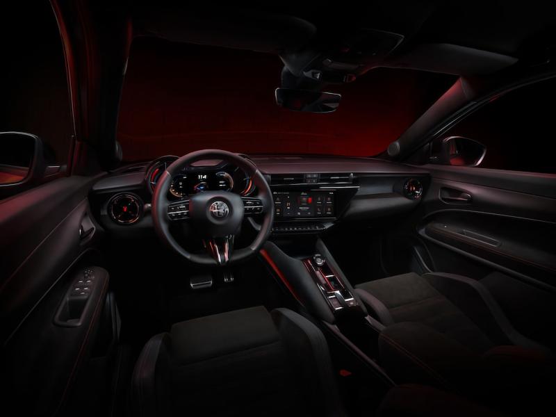 первый электромобиль компании: Alfa Romeo представляет Milano с запасом хода 410 км и ценой от 30 000 евро