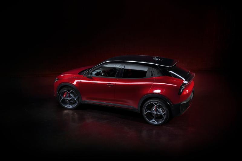 первый электромобиль компании: Alfa Romeo представляет Milano с запасом хода 410 км и ценой от 30 000 евро