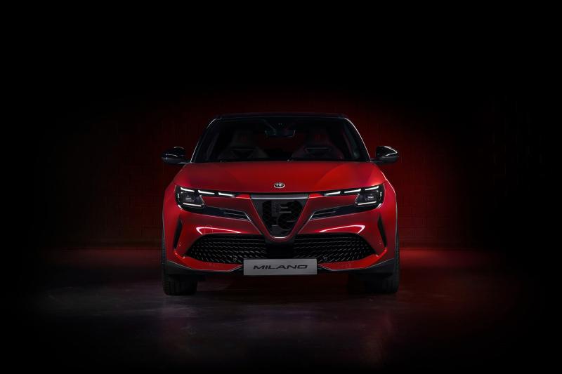 первый электромобиль компании: Alfa Romeo представляет Milano с запасом хода 410 км и ценой от 30 000 евро