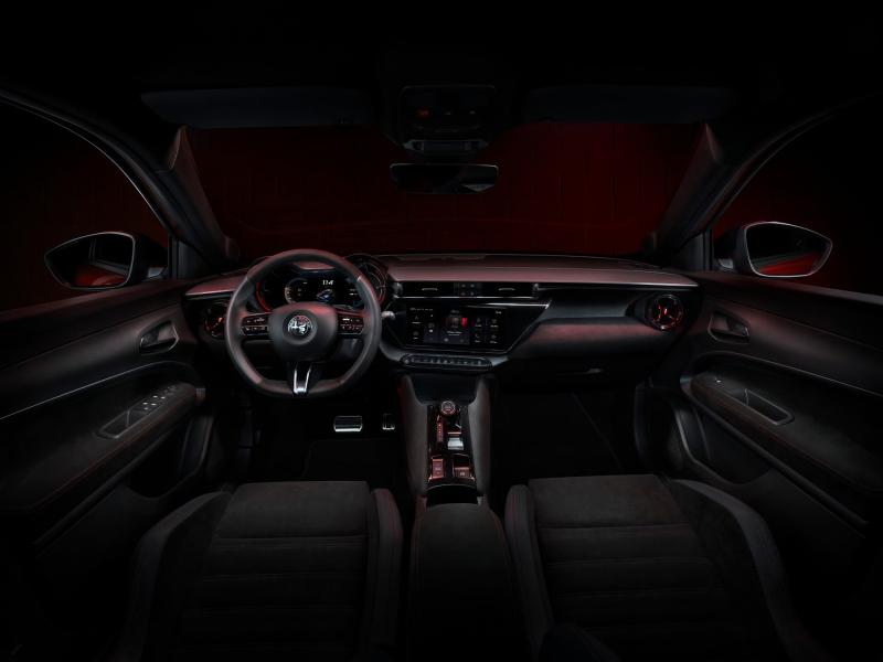 первый электромобиль компании: Alfa Romeo представляет Milano с запасом хода 410 км и ценой от 30 000 евро