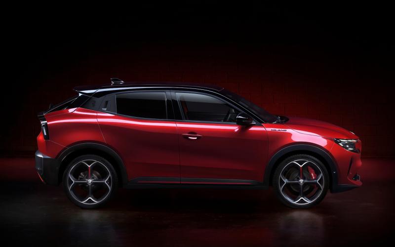 первый электромобиль компании: Alfa Romeo представляет Milano с запасом хода 410 км и ценой от 30 000 евро