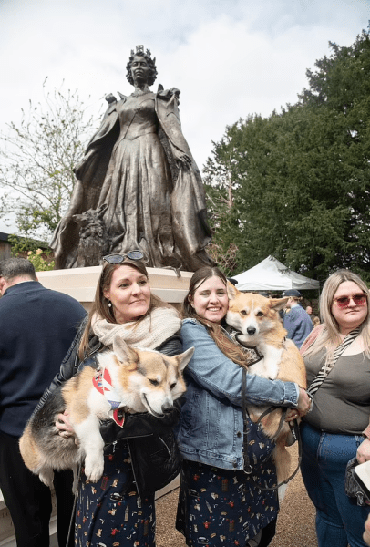 Рядом с любимыми корги: в Великобритании открыли милый памятник Елизавете II