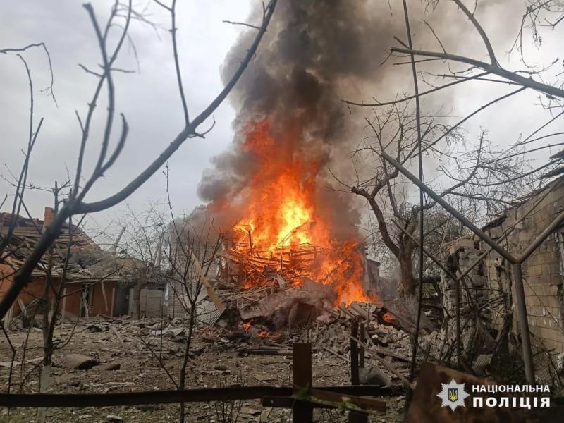 Россияне ударили КАБами по Харьковщине: пострадали дети, горит двухэтажный дом