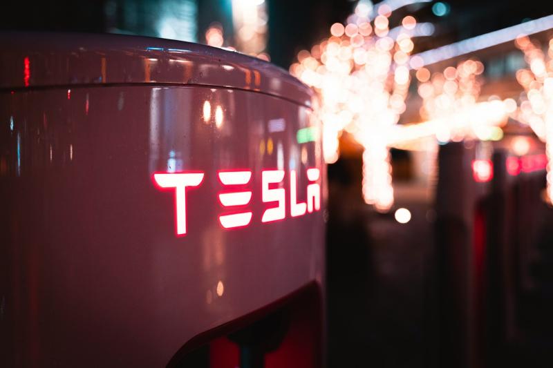 Tesla подала в суд на Apple из-за смертельной аварии на автопилоте