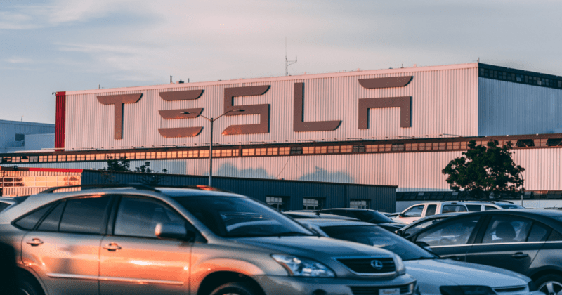 Tesla уволит 14 000 сотрудников из-за падения курса акций