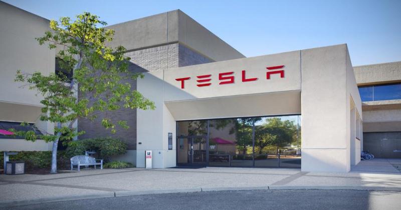 Tesla уволит 14 000 сотрудников из-за падения курса акций