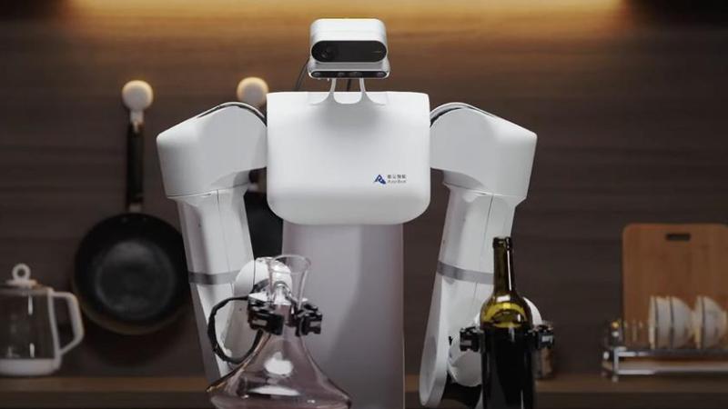 Вміє пилососити, готувати та наливати вино: китайська Astribot показала робота S1 з ІІ