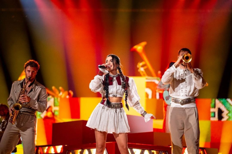 В юбке и розовой шубе: фаворит Евровидения вышел на сцену - фото