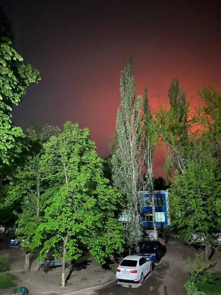 В оккупированном Мариуполе масштабный пожар, предварительно, произошел "прилет" по казармам захватчиков (фото)