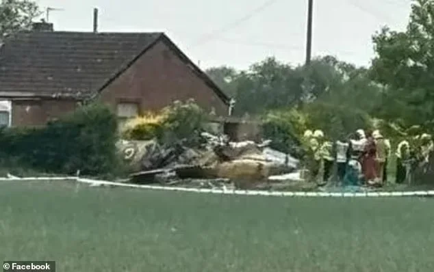 Авиакатастрофа в Великобритании: 80-летний самолет Spitfire упал на поле во время мемориального мероприятия