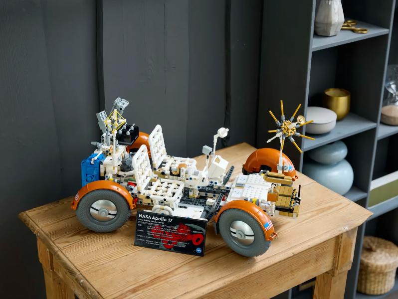 LEGO представила набор NASA Apollo Lunar Roving Vehicle, он состоит из 1913 деталей и стоит $219