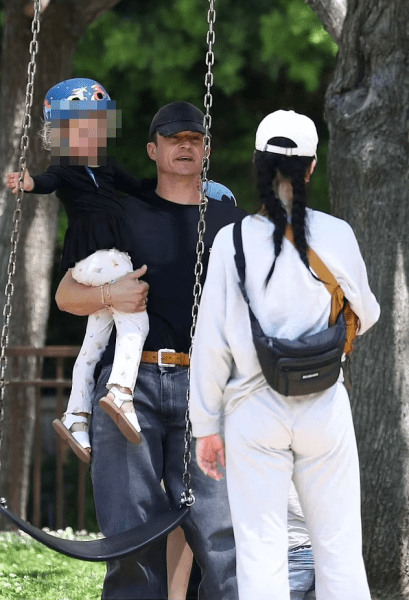 Не спрятались от папарацци: Кэти Перри и Орландо Блума поймали в парке с трехлетней дочерью