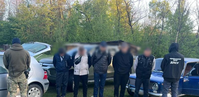 Пограничники задержали два автомобиля с уклонистами: пытались бежать в Румынию за 7 тысяч евро