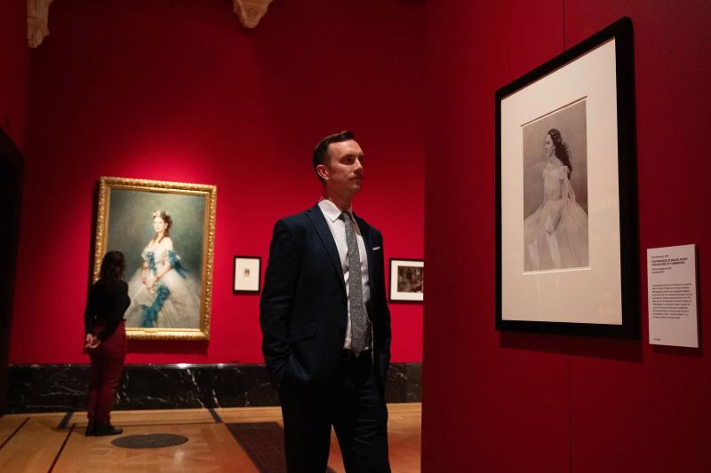 С обнаженными плечами: редкий портрет Кейт Миддлтон появился на выставке