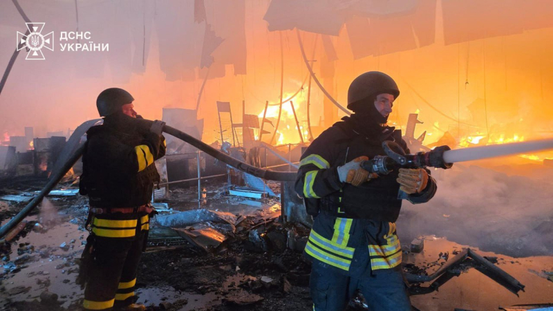 Удар по "Эпицентру" в Харькове: ГСЧС показала ужасные разрушения изнутри здания - огонь уже локализовали