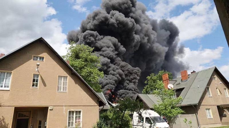 В Берлине масштабный пожар: горит завод компании DMA, которая производит системы противовоздушной обороны IRIS-T SLM