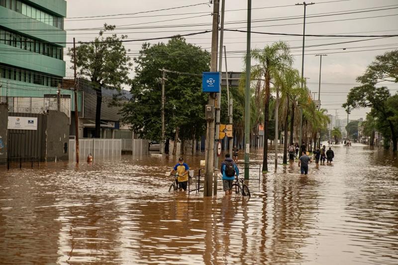 В Бразилии началось катастрофическое наводнение: более 70 погибших, почти 90 тысяч человек покинули дома – фото
