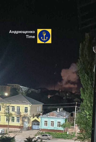 В оккупированном Мариуполе прогремели мощные взрывы: над городом поднимается столб дыма