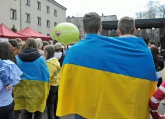 В Польше приняли закон о помощи украинским беженцам: кому сохранят 800+, кто получит карту избитую