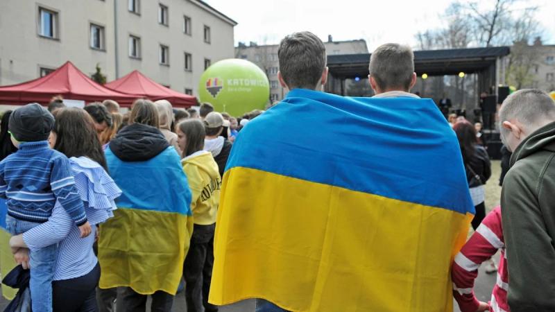 В Польше приняли закон о помощи украинским беженцам: кому сохранят 800+, кто получит карту избитую