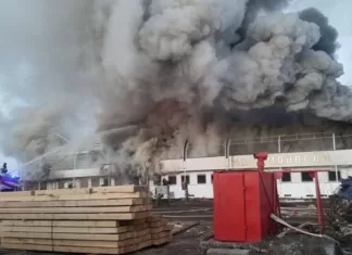 В российском Архангельске во второй раз горит теплоход «М.В. Ломоносов» – видео