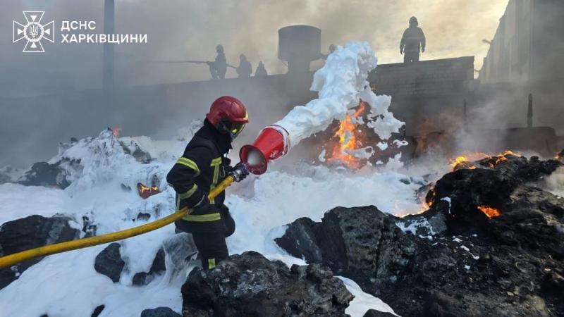 Масштабный пожар в Харькове 8 июня: жителей призывают закрыть окна - фото