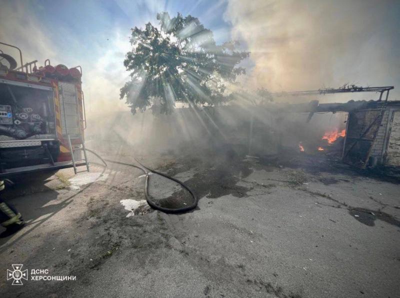 В Херсоне спасатели попали под вражеский обстрел, двое ранены – фото