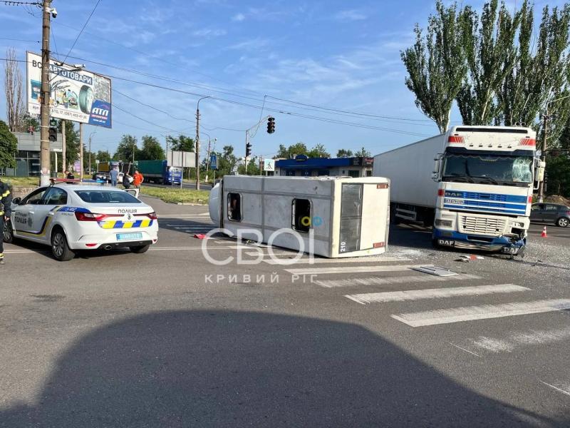 В Кривом Роге после столкновения с фурой перевернулась маршрутка: в ДТП более 20 пострадавших