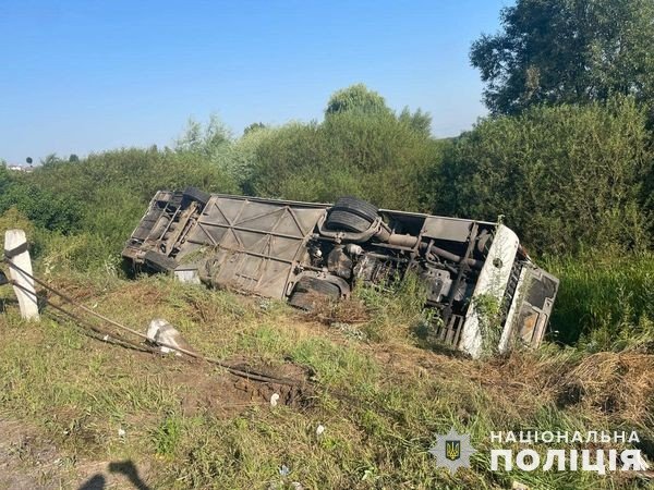 На Тернопольщине перевернулся автобус с паломниками, среди 30 пострадавших есть ребенок: детали ДТП