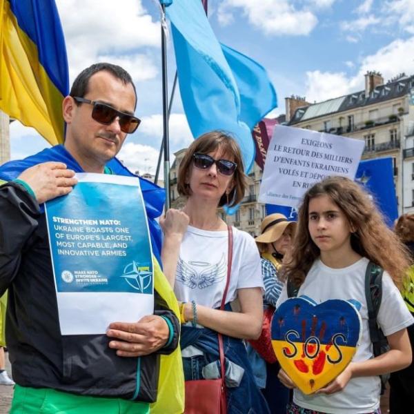 Украинцы в Париже вышли на марш с призывом поддержать вступление Киева в НАТО