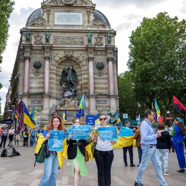 Украинцы в Париже вышли на марш с призывом поддержать вступление Киева в НАТО