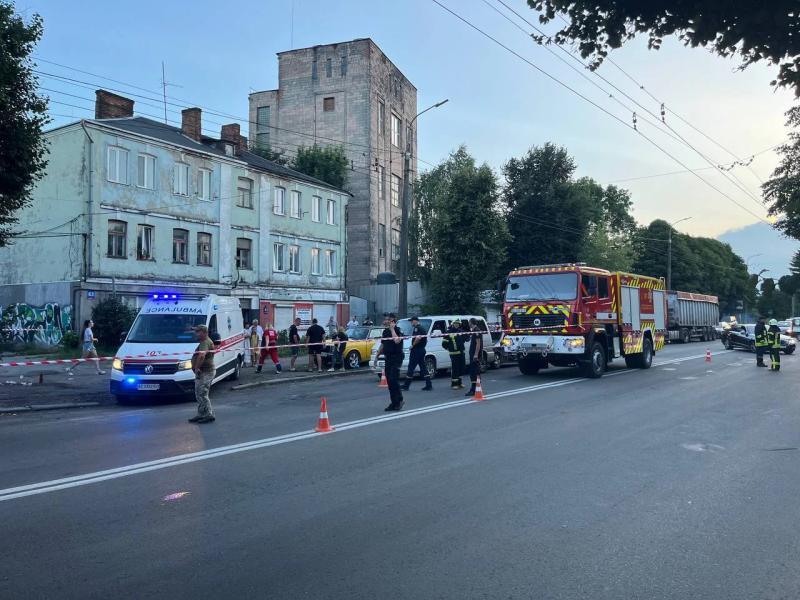 Взрыв в Луцке: неизвестные швырнули гранату в толпу из окна авто, есть пострадавшие