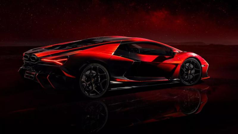 Единственный в мире Lamborghini Revuelto с нарисованным вручную пламенем на кузове отправился в Китай