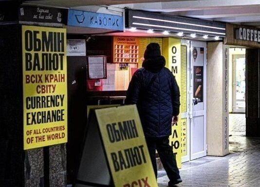 Гривна падает к доллару и евро, а рублю вообще грозит большой обвал – СМИ