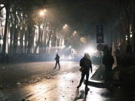 Протесты в Тбилиси: митингующие штурмуют парламент, людей сбивает потоком из полицейского водомета