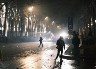 Протесты в Тбилиси: митингующие штурмуют парламент, людей сбивает потоком из полицейского водомета