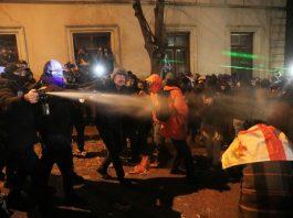 Водометы и слезоточивый газ: власти Грузии не по-людски обходятся со своими гражданами – кадры из Тбилиси