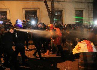 Водометы и слезоточивый газ: власти Грузии не по-людски обходятся со своими гражданами – кадры из Тбилиси