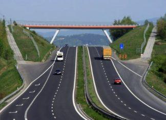 На пути в ЕС: в Украине запустят платные дороги