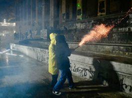 Протестующие в Грузии стали применять против силовиков старый способ борьбы: Сеть публикует кадры