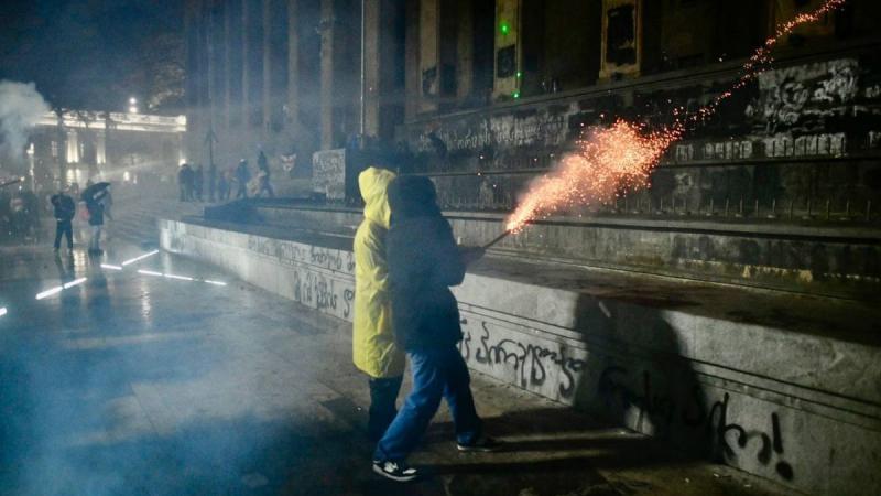 ​Протестующие в Грузии стали применять против силовиков старый способ борьбы: Сеть публикует кадры