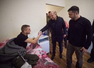 Шольц прибыл в Киев: Зеленский поразил канцлера в госпитале ВСУ – появилось видео