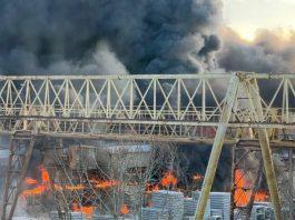 В Екатеринбурге пылает завод «Полистирол-Строй», тесно связанный с армией РФ: появились детали