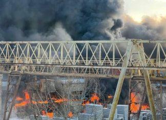 В Екатеринбурге пылает завод «Полистирол-Строй», тесно связанный с армией РФ: появились детали