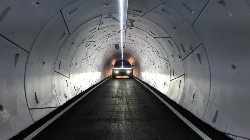 Boring Company завершает строительство CyberTunnel в Техасе, из которого будут "рождаться" новые автомобили Tesla